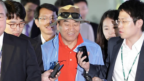 ▲ 아프리카 3개국 방문을 마친 이재오 특임장관이 13일 인천국제공항을 통해 귀국하며 기자의 질문에 답하고 있다. ⓒ연합뉴스