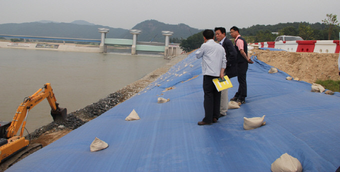 ▲ 김철문 국장이 지난 7월 6일 상주보 제방유실 복구현장을 찾아 현장점검을 하고 있다.ⓒ