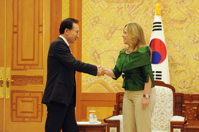 ▲ 이명박 대통령이 13일 오후 청와대에서 트리니다드 히메네스 스페인 외교장관과 악수하고 있다.ⓒ청와대