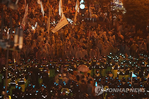▲ 2차 '희망의 버스' 참가자들이 9일 밤 한진중공업 영도조선소로 가려다 차로를 완전 봉쇄한 경찰과 대치하고 있다. ⓒ연합뉴스