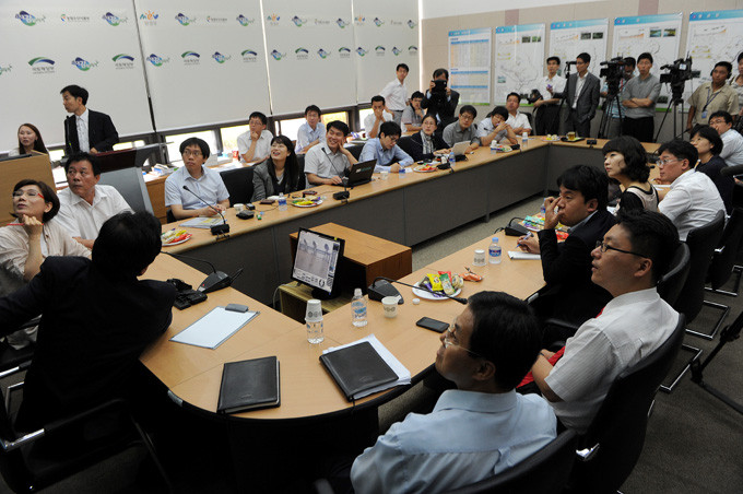 ▲ 지난 4일 4대강살리기추진본부 상황실에서 가진 간담회에서 전국 공사 현장을 CC-TV로 확인하고 있는 참석자들. ⓒ뉴데일리 이오봉