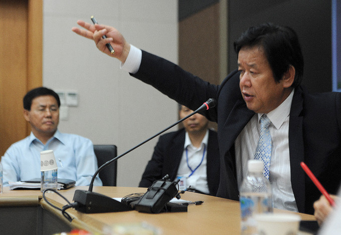 ▲ 심명필 4대강살리기추진본부장이 기자들의 질문에 직접 손으로 상황을 설명하고 있다. ⓒ뉴데일리 이오봉