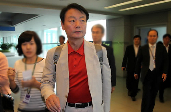 ▲ 한나라당 한선교 의원이 13일 오후 국회의장 해외순방 공식 수행 일정을 마치고 인천국제공항을 통해 귀국하며 '도청 논란'과 관련된 취재진의 질문에 답하고 있다. ⓒ 연합뉴스