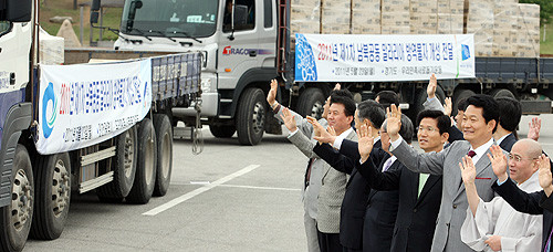 ▲ 지난 5월 파주 임진각에서 열린 말라리아 남북공동 방역사업 1차 물품 공동수송식에서 김문수 지사와 송영길 인천시장 등이 개성으로 떠나는 운송차량을 향해 손을 흔들고 있다. ⓒ 뉴데일리