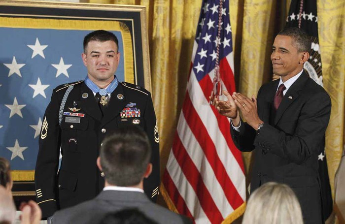 ▲ 오바마 대통령이 페트리 상사에게 ‘명예의 훈장’을 걸어준 뒤 격려하고 있다. ⓒ연합뉴스