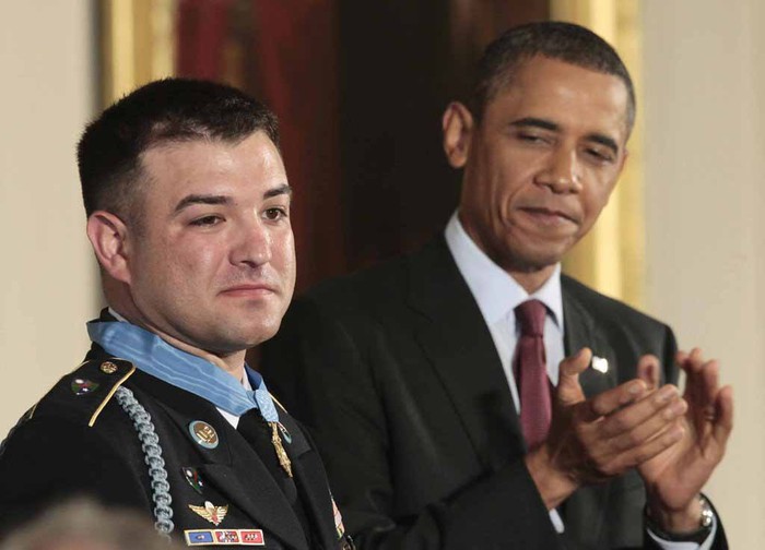 ▲ 아프가니스탄에서 동료의 목숨을 구하다가 오른손을 잃은 르로이 페트리 상사가 명예 훈장을 받은 후 미소 짓고 있다.  ⓒ연합뉴스