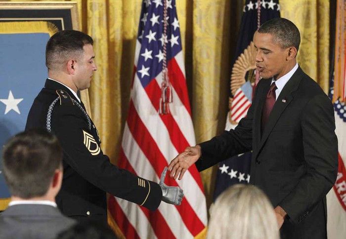 ▲ 버락 오바마 대통령이 페트리 상사에게 악수를 청하고 있다.ⓒ연합뉴스