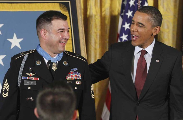 ▲ 버락 오바마 미국 대통령과  아프가니스탄에서 동료의 목숨을 구하다가 오른손을 잃은 르로이 페트리 상사가 환하게 웃고 있다. ⓒ연합뉴스