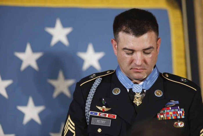 ▲ 아프가니스탄에서 동료의 목숨을 구하다가 오른손을 잃은 르로이 페트리 상사가 명예 훈장을 받은 후 소감을 전하고 있다. ⓒ연합뉴스