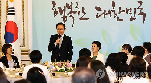 ▲ 이명박 대통령이 14일 오후 청와대 영빈관에서 열린 '여성이 일하기 좋은 세상을 만드는 사람들' 초청 오찬에서 여성 일자리 창출과 관련해 이야기하고 있다.ⓒ연합뉴스