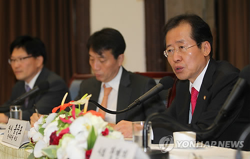 ▲ 한나라당 홍준표 대표가 14일 오전 서울 중구 태평로 한국프레스센터에서 열린 관훈클럽 초청 토론회에서 모두발언을 하고 있다. ⓒ연합뉴스