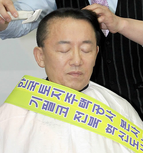 ▲ 김완기 전북도지사가 LH경남일괄이전에 반발하며 삭발식을 하는 모습.ⓒ연합뉴스