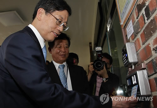 ▲ 김황식 국무총리가 14일 오후 폭력ㆍ따돌림 없는 학교 만들기 우수학교 중 하나인 서울 중구 청구초등학교를 방문, 출입문 자동개폐 보안장치를 살펴보고 있다.ⓒ연합뉴스