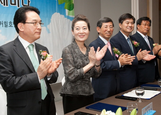 ▲ 유영숙 환경부장관(사진 왼쪽에서 두번째)이 협약식을 마친 후 참석자들과 함께 박수를 치고 있다.ⓒ