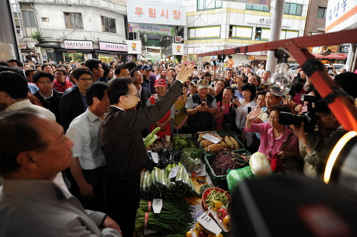 ▲ 이명박 대통령이 14일 오후 서울 중랑구 망우동 소재 미소금융 지점에서 국민경제대책회의를 주재한 뒤 인근 우림시장을 방문해 상인과 시민들의 환영을 받고 있다.ⓒ청와대