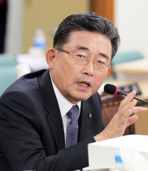 ▲ 이한구 한나라당 의원은 권재진 민정수석의 법무장관 기용설을 둘러싼 논란과 관련, “법무장관을 수석 비서관 출신이 한다고 해서 문제가 되는 건 아니라고 생각한다”고 밝혔다. ⓒ 연합뉴스