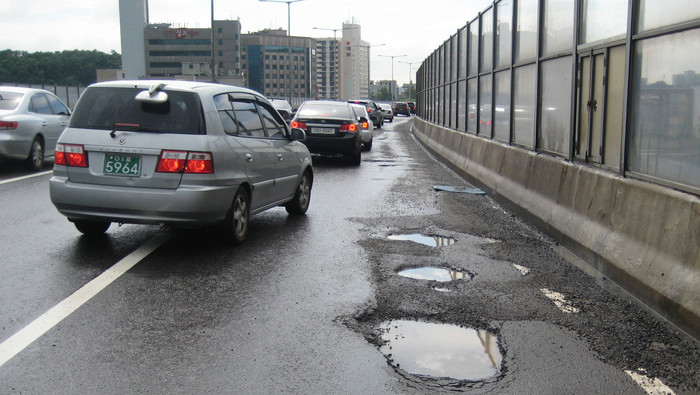 ▲ 빗물에 도로가 움푹 패인 내부순환도로ⓒ뉴데일리