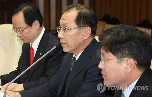 ▲ 한나라당 황우여 원내대표가 15일 국회에서 열린 주요당직자회의에서 서울시에서 추진하는 전면적인 무상급식 반대 주민투표를 지지한다고 발언하고 있다. ⓒ연합뉴스