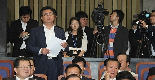 ▲ 한나라당 정태근 의원이 15일 국회에서 열린 의원총회에서 권재진 수석의 법무부장관 임명에 반대한다고 발언하고 있다. ⓒ연합뉴스