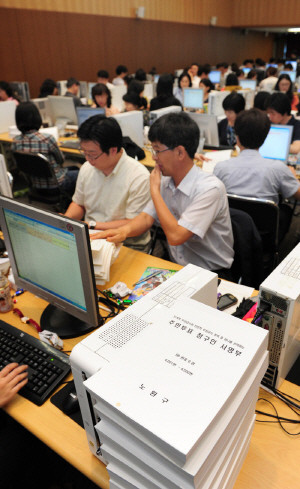 ▲ 서울시는 15일 세금급식 주민투표 청구 서명부 검증과정에서 제기된 이의신청건에 대한 심의에 들어간다고 밝혔다. 사진은 앞서 접수된 81만5천817명의 서명부를 서울시 직원들이 검증작업을 하는 모습 ⓒ 뉴데일리