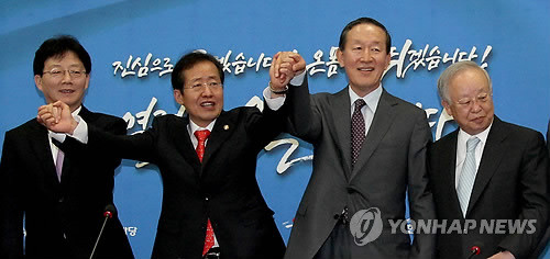 ▲ 한나라당 홍준표 대표가 15일 국회 대표실에서 열린 경제5단체장 간담회에 앞서 허창수 전경련 회장 등 경제5단체장과 기념촬영하며 손을 들어 올리고 있다. ⓒ연합뉴스