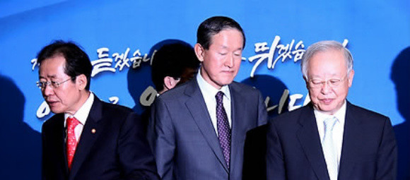 ▲ 한나라당 홍준표 대표가 15일 국회 대표실에서 열린 경제5단체장 간담회에 앞서 허창수 전경련 회장 등 경제5단체장과 기념촬영하고 나서 자리에 앉으려고 돌아서고 있다. ⓒ 연합뉴스