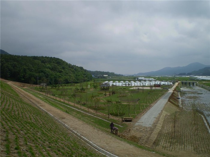 ▲ 새롭게 정비된 저수지 주변에 조성된 수변생태공원. 이 공간은 지역주민과 관광객이 주로 이용할 전망이다. ⓒ