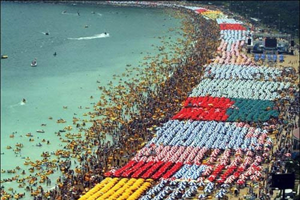 ▲ 여름철이 되면 부산 해운대에는 최대 100만 명의 인파가 몰려든다. 다른 해수욕장까지 합치면 수백만 명이다. 이들이 '희망버스 시위'때문에 휴가를 망치게 되면 누가 피해를 입게 될까.