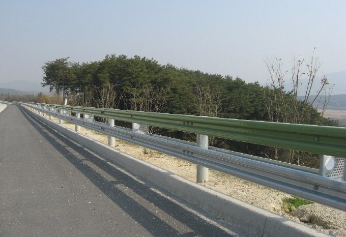 ▲ 국토해양부는 차량 충돌시 충격을 완화시키는 가드레일 기술을 신기술로 지정했다. 사진은 신기술로 지정된 '노측용의 개방형 가드레일 제작기술' 현장 적용 모습.ⓒ