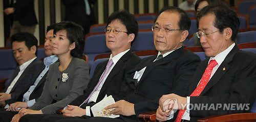 ▲ 한나라당 홍준표 대표 등 지도부가 15일 국회에서 열린 의원총회에 나란히 앉아 있다. 오른쪽부터 홍준표 대표, 황우여 원내대표, 유승민 나경원 원희룡 남경필 최고위원. ⓒ연합뉴스