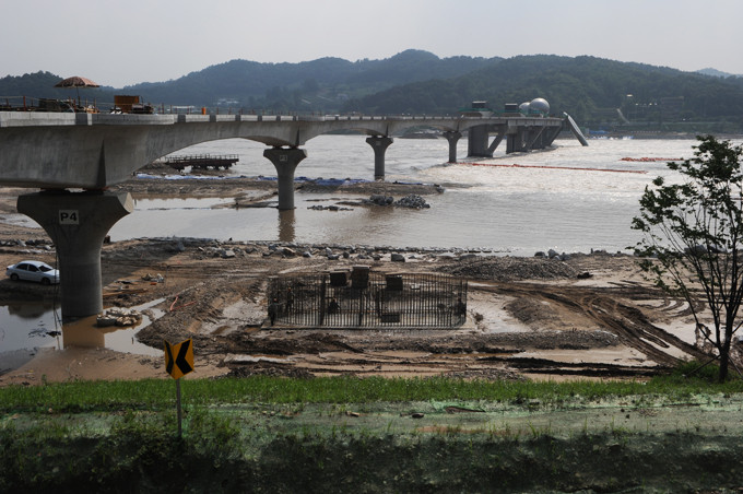 ▲ 여주 지역에 내린 집중호우로 수문 7개를 모두 개방한 이포보.ⓒ뉴데일리 이오봉