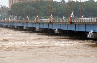 ▲ 지난 2006년 태풍 '에위니아'가 국내에 상륙했을 당시 여주대교 교량 상판까지 강물이 차오르고 있다.ⓒ국토해양부 제공