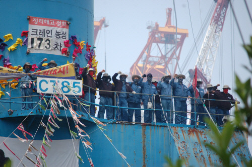 ▲ 한진중공업 고공크레인을 점거하고 진지전을 하고 있는 좌파세력들ⓒ