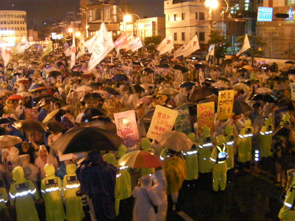 ▲ 지난 9일과 10일 부산과 영도를 마비시킨 '2차 희망버스 시위대'의 모습. 여경들로 구성된 폴리스라인을 뚫으려 몸싸움을 벌이고 있다.