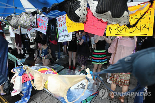 ▲ (서울=연합뉴스) 안정원 기자 = 캐나다에서 시작해 전세계적으로 퍼지고 있는 슬럿워크(Slut Walk) 시위가 국내에서 처음으로 16일 서울 광화문 원표공원에서 열렸다. 슬럿워크는 여성이 옷을 단정하게 입어야 성범죄를 막을 수 있다는 주장에 항의하려고 여성들이 몸에 꼭 끼는 야한 옷을 입고 행진하는 시위로 이날 참가자들은 대한문까지 피켓을 들고 행진했다.ⓒ