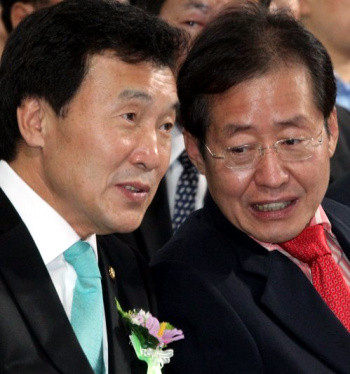 ▲ (오른쪽부터)한나라당 홍준표, 민주당 손학규 대표가 17일 국회에서 열린 제63회 제헌절 경축식에서 대화를 나누고 있다. ⓒ 연합뉴스