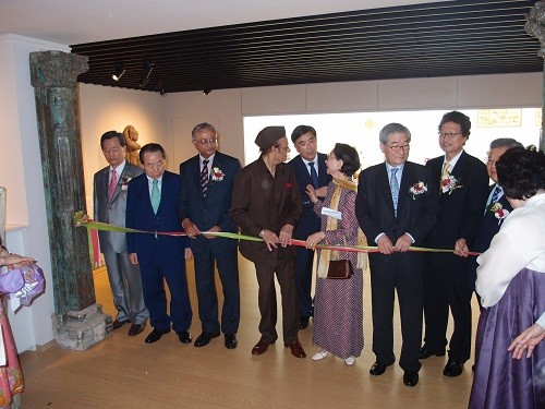 ▲ 인도박물관 개관식에서 참석자들이 테이프를 자르고 있다ⓒ