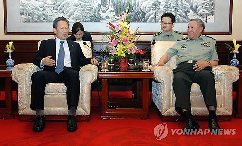 ▲ (베이징=연합뉴스) 김귀근 기자 = 중국을 방문 중인 김관진 국방장관이 14일 베이징 댜오위타위 국빈관에서 천빙더(陳炳德) 중국 인민해방군 총참모장과 회담하고 있다.ⓒ