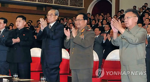 ▲ 북한의 김정일(우)과 김정은(좌)이 지난 15일 중국 감숙성가무극원의 무용극 '비단길우의 꽃보라'를 관람하고 있다. 조선중앙통신은 이 사진을 보도하며 정확한 장소는 밝히지 않았다.