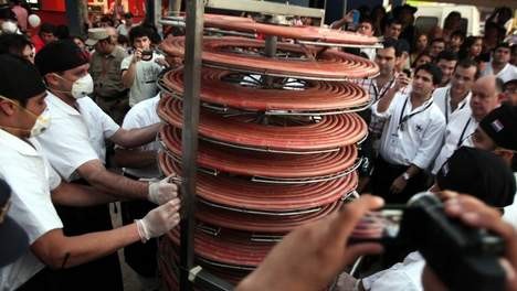 ▲ Meer dan 200 meter worst is klaar voor de oven. © epa