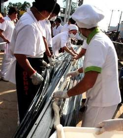 ▲ Meer dan 200 meter worst is klaar voor de oven. © epa