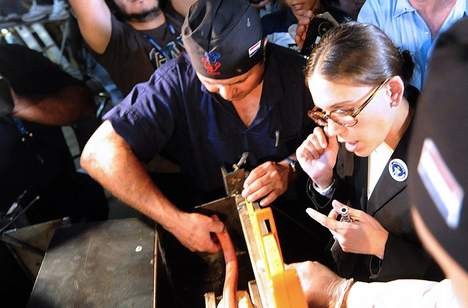 ▲ Meer dan 200 meter worst is klaar voor de oven. © epa