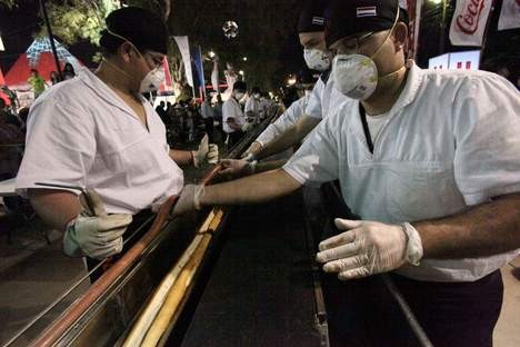 ▲ Meer dan 200 meter worst is klaar voor de oven. © epa