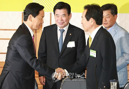 ▲ 이미 민주당을 포함한 좌파 진영에서는 앞서 지난해 지방선거 필승 카드였던 세금급식의 대상을 더 확대한 유치원 세금급식을 내년 총선 전략로 내세울 전망이다. 사진은 좌파교육감인 김상곤 경기교육감과 민주당 지도부가 만나 악수를 나누는 모습. ⓒ 자료사진