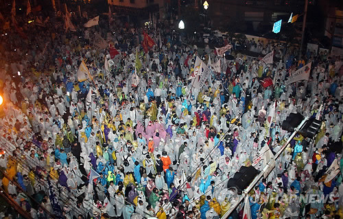 ▲ 지난 9일 2차 '희망의 버스' 참가자들이 한진중공업 영도조선소로 가려다 왕복 7차선 도로에 막힌 채 경찰과 대치하고 있다. ⓒ연합뉴스