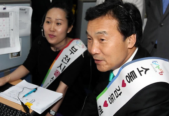 ▲ 동고동락 현장체험에 나선 민주당 손학규 대표가 18일 오후 경기도 부천시청 콜센터를 방문해 콜센터 상담원과 함께 시민들의 전화를 받고 있다. ⓒ 연합뉴스