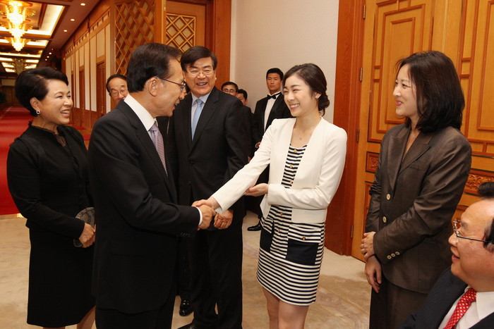 ▲ 이명박 대통령이 18일 평창 동계올림픽 유치 공로자들을 위한 청와대 격려 만찬에서 김연아 선수와 악수하며 치하의 말을 건네고 있다.ⓒ청와대