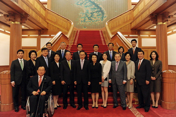 ▲ 이명박 대통령이 18일 청와대에서 평창 동계올림픽 유치 유공자들과 만찬을 가진뒤 기념 촬영을 하고 있다.ⓒ청와대