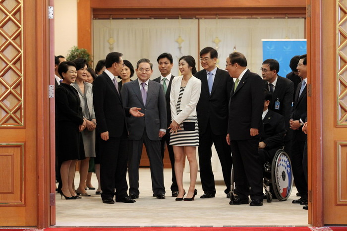 ▲ 이명박 대통령이 18일 청와대에서 평창 동계올림픽 유치 유공자들과 만찬을 가진뒤 기념 촬영을 하고 있다.ⓒ청와대