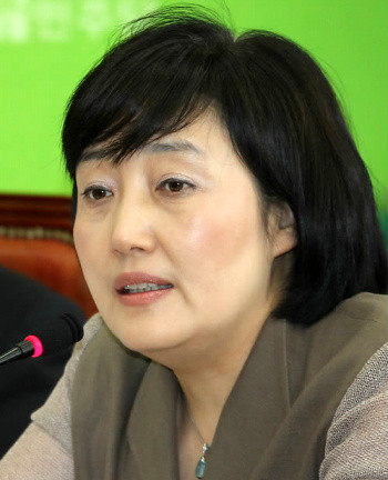 ▲ 민주당 박영선 정책위의장이 19일 국회에서 열린 원내대책회의에서 농축산업 주요품목 일정기간 관세철폐 유예요구 등 한미FTA의 불균형을 바로잡기 위한 민주당의 10가지 요구안을 발표하고 있다. ⓒ 연합뉴스